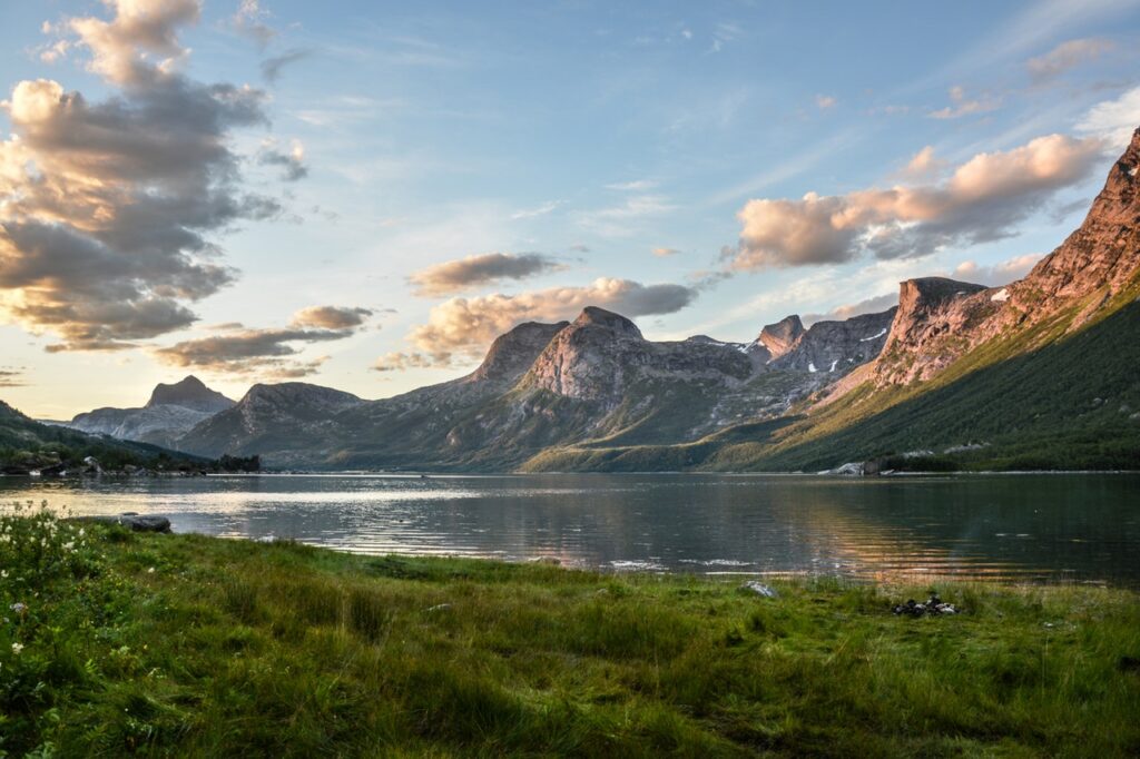 Mountain And Lake At Sunset 135157 1024x682